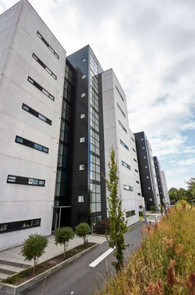 Betonkarréer ”limet” sammen med aluminiumsprofiler, Svanelundsbakken 16-22, 9800 Hjørring